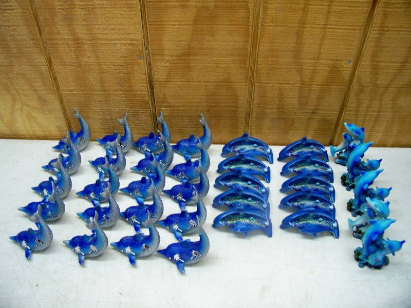 lot 692 image: 35 Dolphin figurines