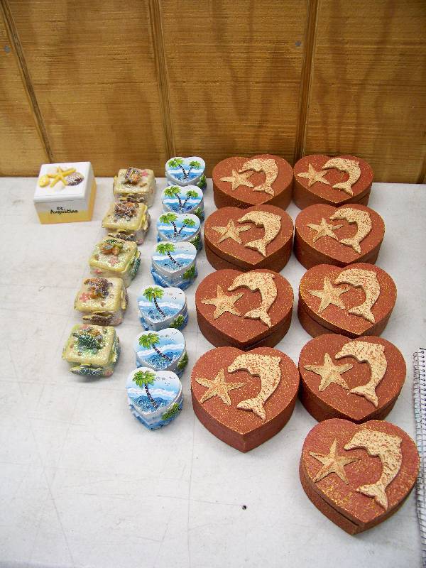 lot 694 image: 22 Trinket Boxes
