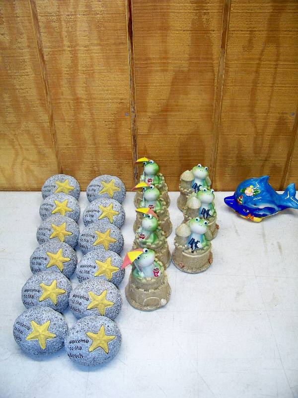 lot 695 image: 20 Coin Banks