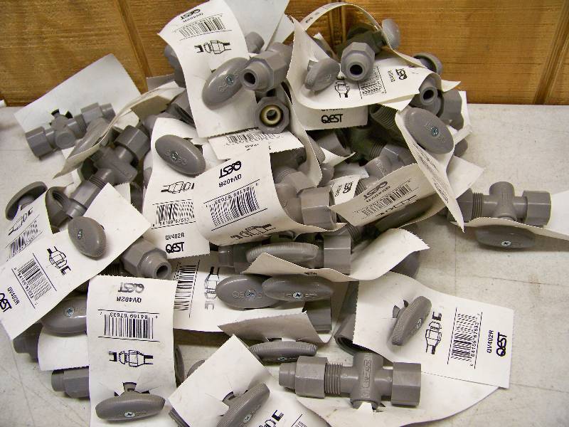 lot 738 image: 43 Quest SV402 Shut Off Valves