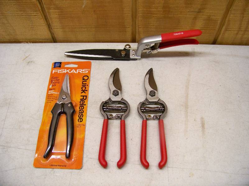 lot 760 image: 4 Pair Pruning Shears