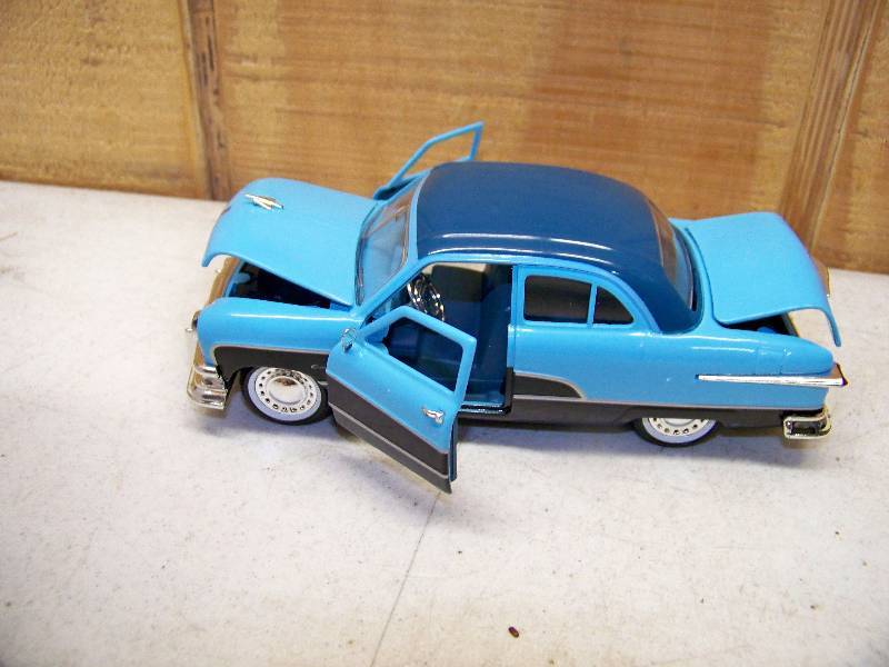 lot 764 image: 10 Diecast Cars 1951 Ford Crestline