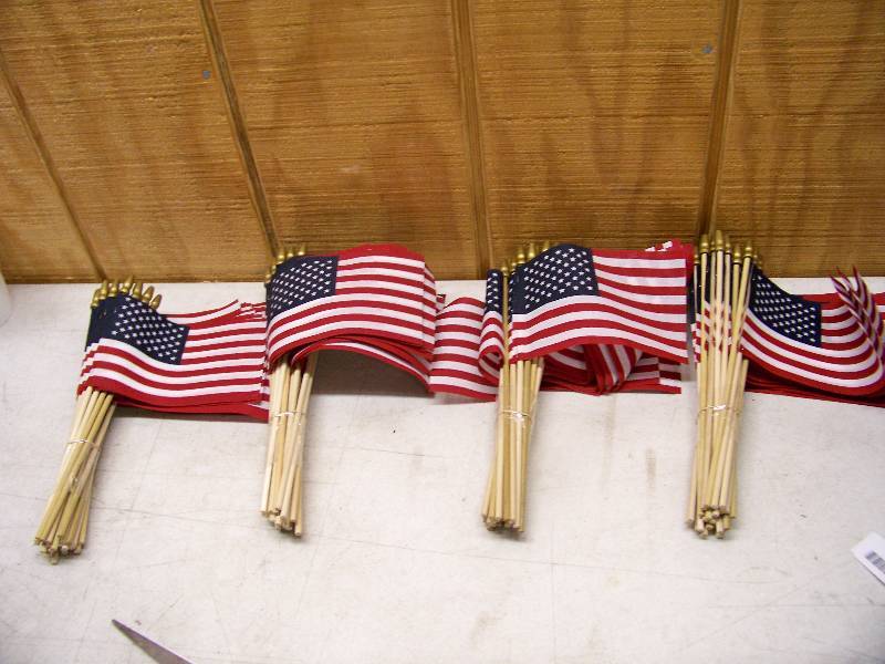 lot 770 image: 100 American Flag Stick Flags