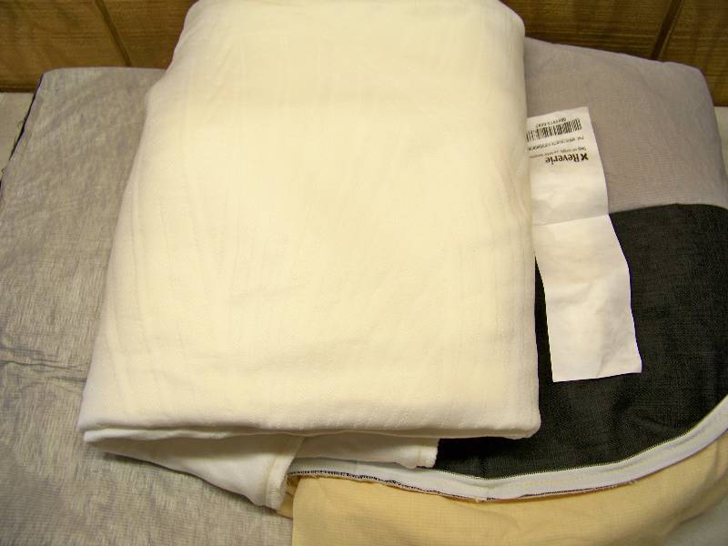 lot 793 image: 2 Reverie Dream Supreme Mattress Covers