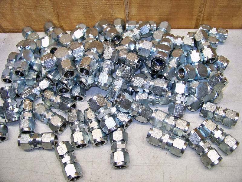 lot 805 image: Lenz Tees and Couplings