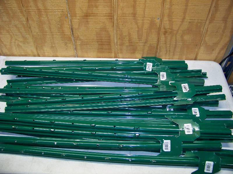 lot 820 image: 25 American Post U Post Garden Posts