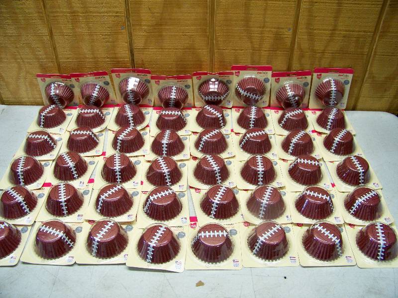 lot 841 image: 48 Packages of 24 Cake Mates Brights No Fade Baking Cups
