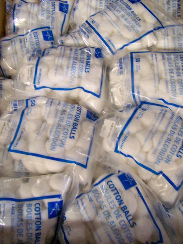 lot 951 image: 80 Bags of 50 Cotton Balls