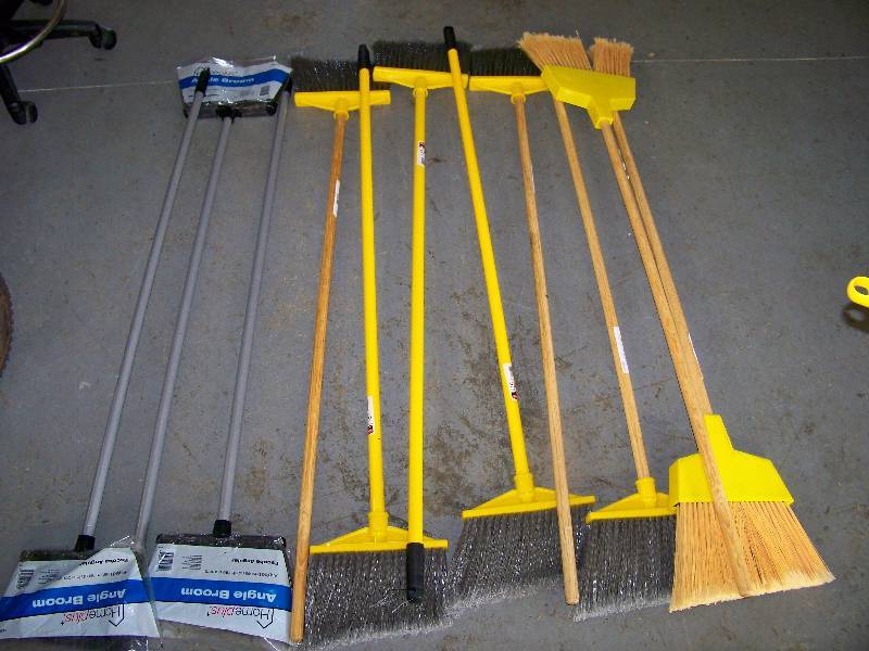 lot 967 image: 11 Brooms