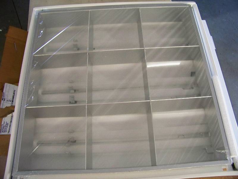 lot 985 image: Columbia Lighting Fluorescent Fixture