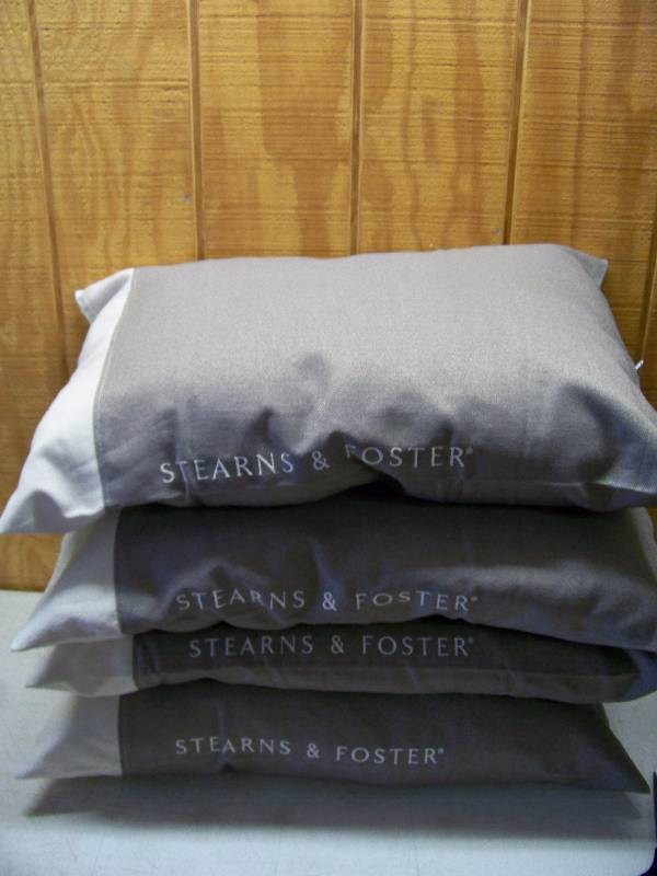 lot 990 image: 4 Stearns and Foster Pillows