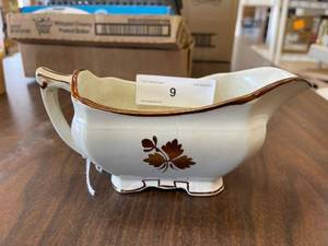 lot 9 image: Royal ironstone meakin gravy boat
