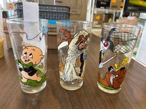 lot 8 image: Three 1976 character glasses, Looney Tunes