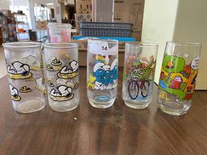 lot 14 image: Misc character glasses, snoopy, smurfs, muppets