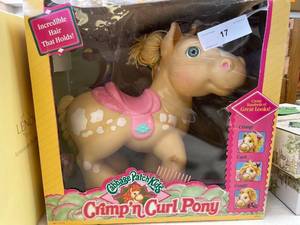 lot 17 image: Cabbage patch kids crimp N curl pony, Hair accessories included