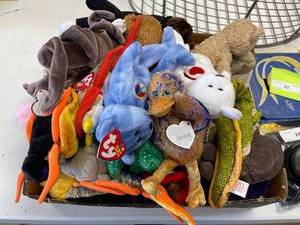 lot 21 image: Miscellaneous beanie babies, Bears, bugs and animals