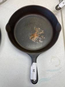 lot 26 image: Wagner ware Sidney NO. 8 Cast iron skillet