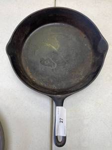 lot 27 image: Unmarked NO. 8 Cast iron skillet