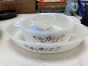 lot 32 image: Pyrex Dynaware two casserole dishes no lids, small Bowl with plastic lid