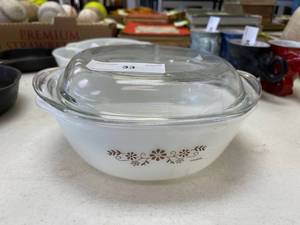 lot 33 image: Pyrex Square casserole dish with lid, dynaware