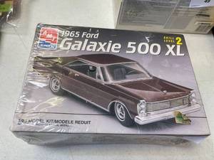 lot 48 image: 1965 Ford galaxy 500 XL model kit
