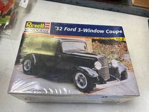 lot 49 image: 32 Ford 3-window coupe Model kit, unopened