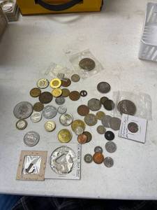 lot 51 image: Miscellaneous vintage tokens, car wash coins, Lewis and Clark