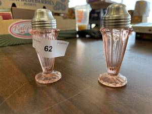 lot 62 image: Pink depression Sierra salt and pepper shakers, both with lits