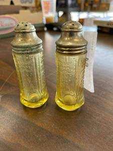 lot 64 image: Madrid depression glass salt and pepper shakers