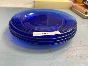 lot 104 image: Cobalt blue modern tone dinner plates, Qty 4