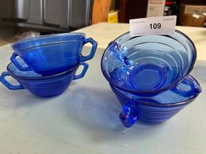 lot 109 image: Cobalt blue modern tone Cream of soup bowls, Qty 4