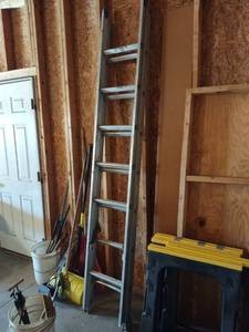 lot 1005 image: Aluminum extension ladder and 34 full bucket of joint compound