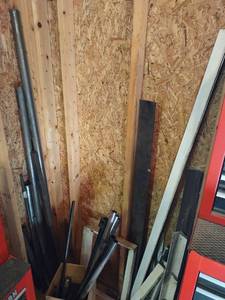 lot 1021 image: Assorted metal corner pieces with round and square tubing