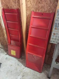 lot 1027 image: Red metal ramp set