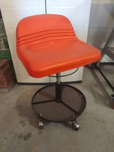 lot 1035 image: Rolling mechanics shop stool