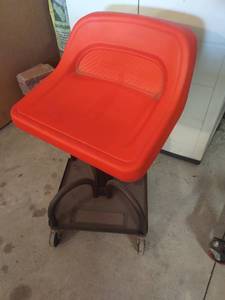 lot 1037 image: Craftsman rolling mechanics seat