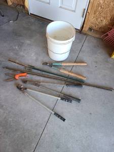 lot 1042 image: Bucket with rebar and garden loppers