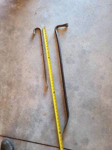 lot 1062 image: 2 Crowbars. See pictures for sizes