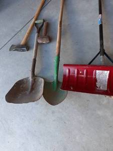 lot 1122 image: Shovels, small sledge hammer and an axe