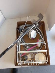 lot 1130 image: Lot of bathroom items