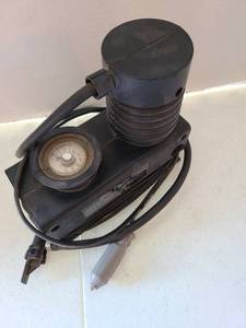 lot 1148 image: Black and Decker tire inflator