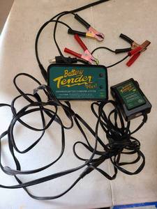 lot 1152 image: Battery charging system 12V