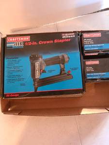 lot 1176 image: Craftsman air drive half inch crown stapler and staples