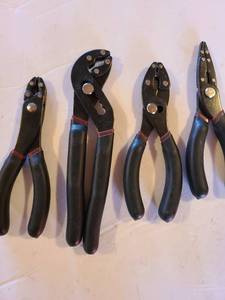 lot 1324 image: The Craftsman cushion grip pliers and wire cutters