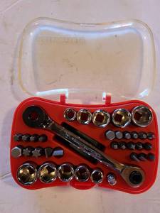 lot 1332 image: Gear Wrench ratchet and driver set