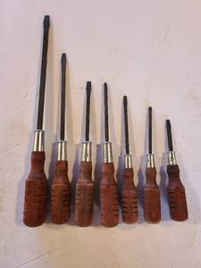 lot 1336 image: Wood handle screwdrivers
