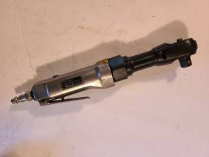 lot 1341 image: Half inch air ratchet wrench