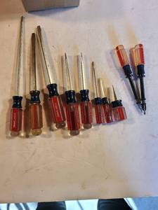 lot 1363 image: Craftsman screwdriver set clear red and blue handles
