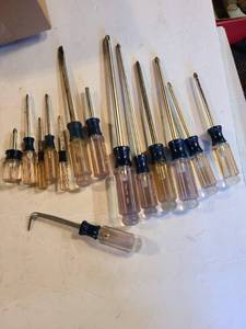 lot 1364 image: Craftsman screwdriver set clear and blue handles