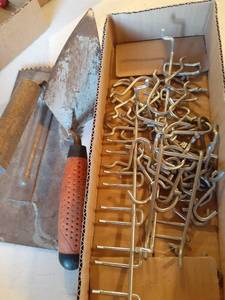 lot 1389 image: Trowels and peg hooks
